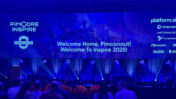 Konferenzsaal in blauem Licht auf der Pimcore Inspire 2025