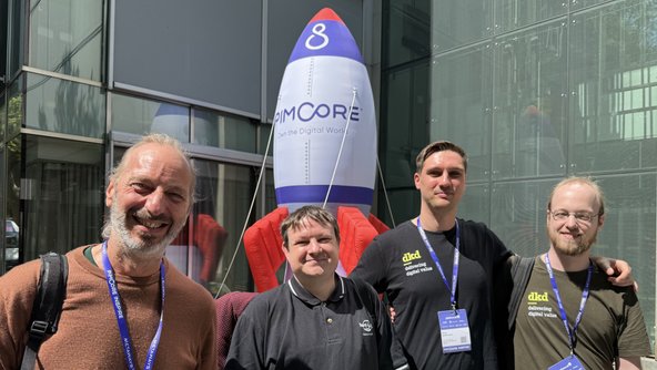 dkd-Team mit vier Entwicklern im Bild mit einer Pimcore-Rakete im Hintergrund