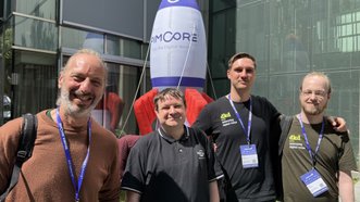 dkd-Team mit vier Entwicklern im Bild mit einer Pimcore-Rakete im Hintergrund