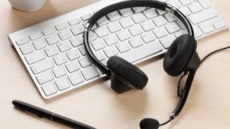 Laptop mit Headset 