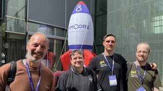 dkd-Team mit vier Entwicklern im Bild mit einer Pimcore-Rakete im Hintergrund