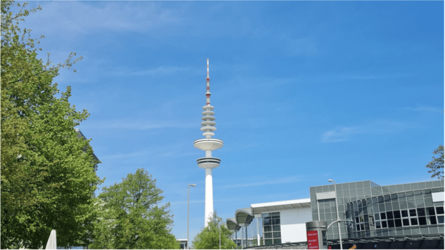 Hamburger Fernsehturm mit Blick von den Messehallen Hamburg