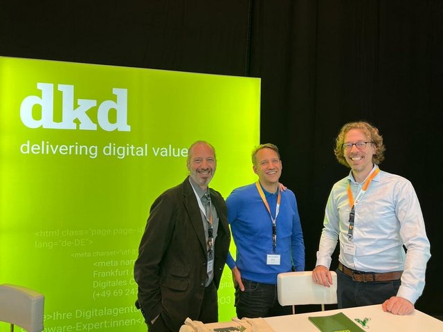 Von links: Götz Wegenast (Geschäftsführer), Søren Schaffstein (Geschäftsführer), Clemens Sahner (Senior TYPO3 Developer)) Stand der dkd digitalagentur auf der T3CON23