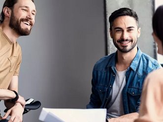Zwei Männer, die lachen beim Meeting Werden Sie jetzt Solr-Experte und buchen Sie den passenden Workshop.