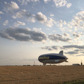 Zeppelin mit der Aufschrift Good Year bei Abenddämmerung