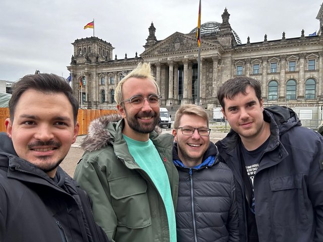 Von links: Gökay, Florian, Julian & Kevin in Berlin