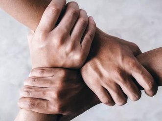 Hände, die ineinandergreifen Werden Sie jetzt EB-Partner für Apache Solr für TYPO3
