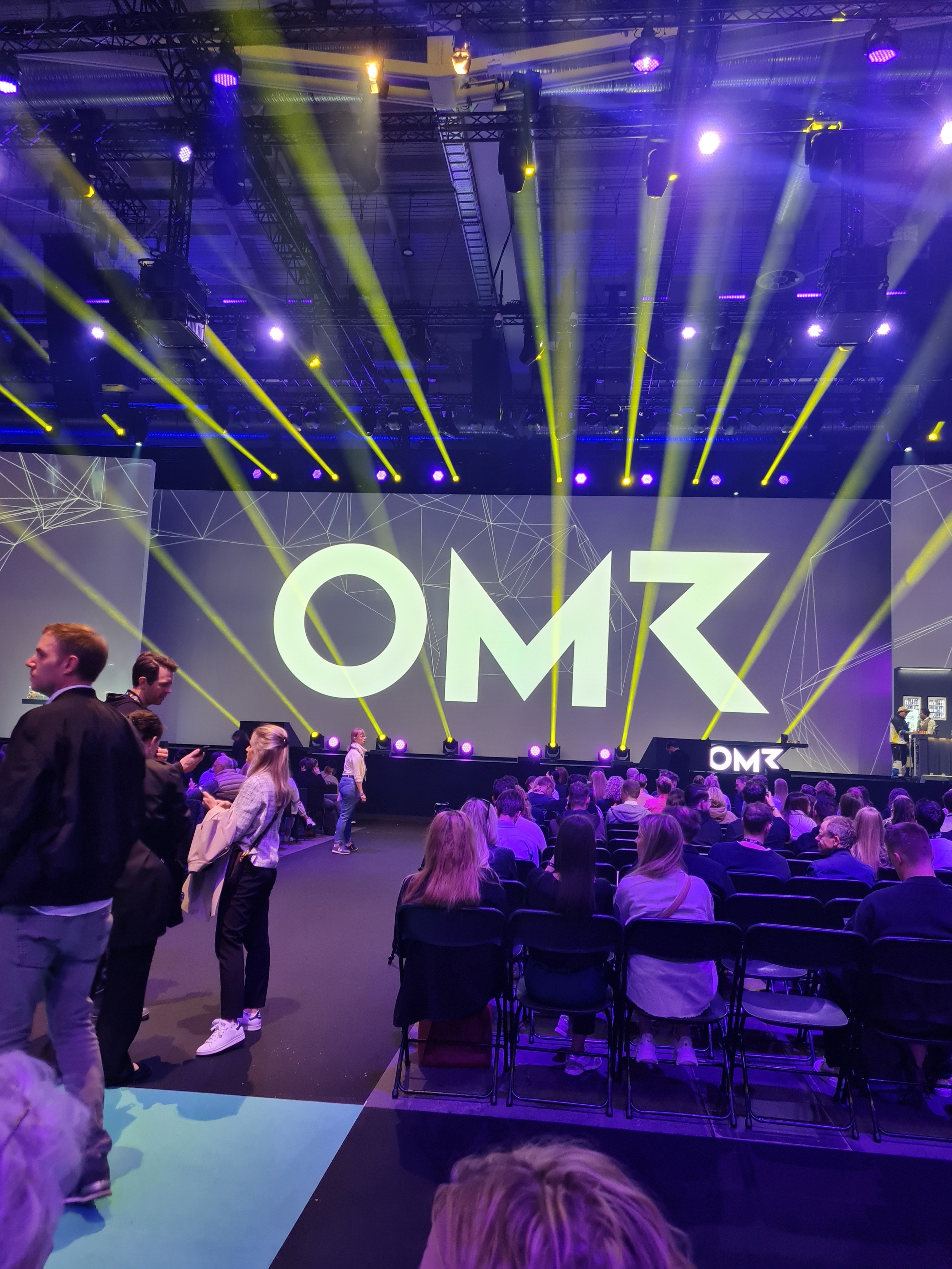 OMR-Leinwand in der Conference Stage in den Messehallen Hamburg 2023