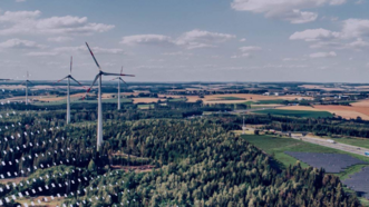 Windkraftanlagen und Natur mit einem Fluss